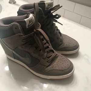 Nike sky high sneaker wedges army green